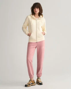 Tonal Archive Shield Sweatpants -Cheap Gant Store time 1680000033 202302 4200709 682 look fv 1