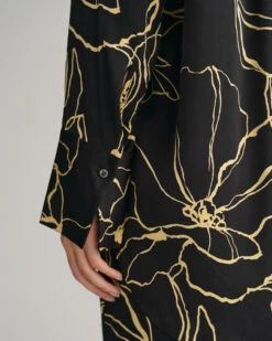 Line Drawing V-Neck Blouse -Cheap Gant Store time 1680177306 202302 4300225 019 crmodel fv 3