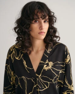 Line Drawing V-Neck Blouse -Cheap Gant Store time 1680177330 202302 4300225 019 crmodel fv 1